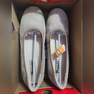 Propét sz 8.5W Women's Yara Ballet Flat-Natural Buff Suede